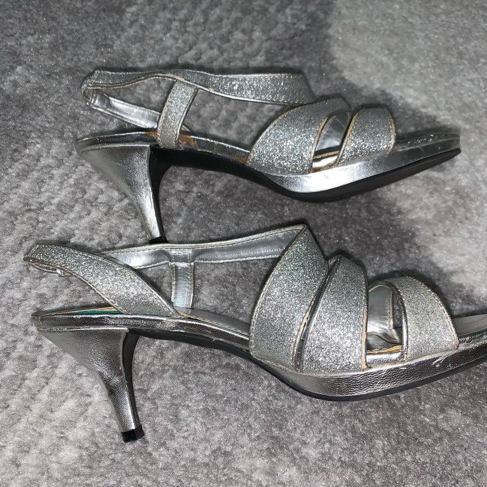 Silver Heels - Picture 4 of 5